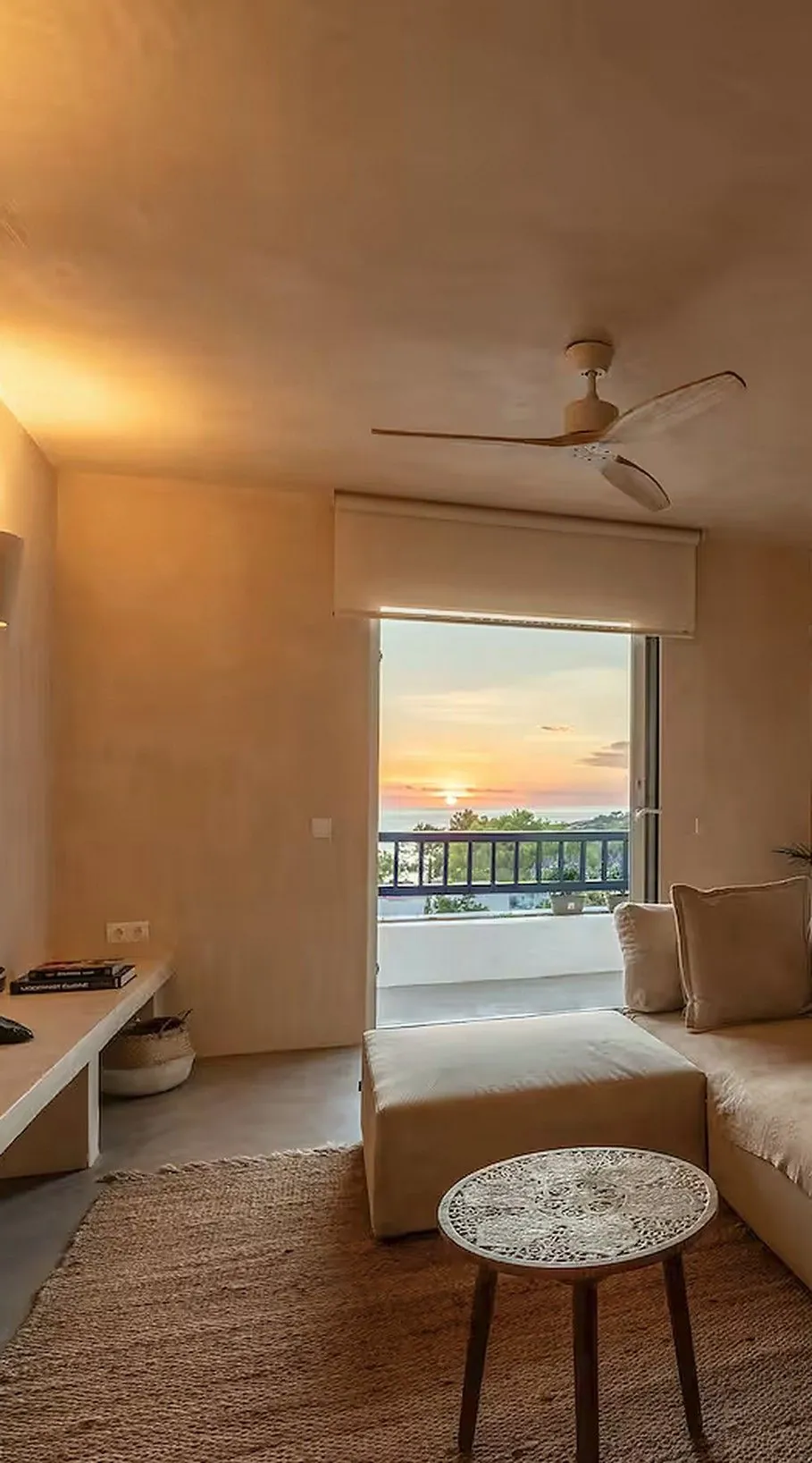 Dormitorio con pared en Estukum y luz de atardecer