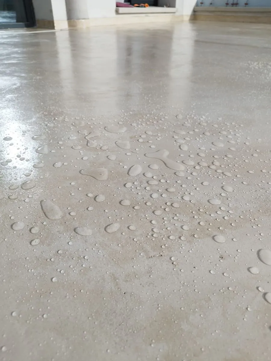 Detalle de textura de un suelo en Estukum con gotas de agua